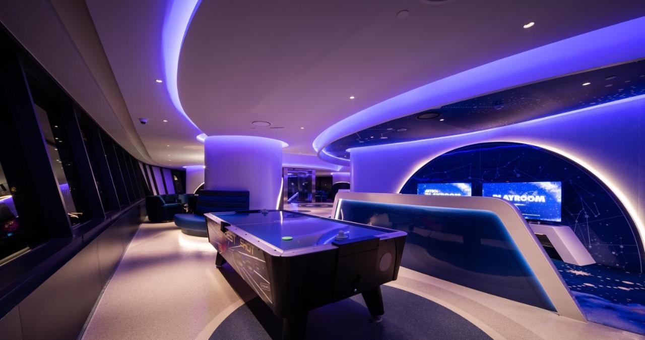 Grande Centre Point Space Pattaya Eksteriør billede The Sky Sports studio at Sky Central, the company's headquarters in Isleworth, London