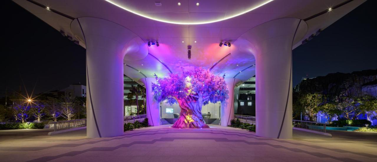 Grande Centre Point Space Pattaya Eksteriør billede The Tree of Life at the entrance of the hotel