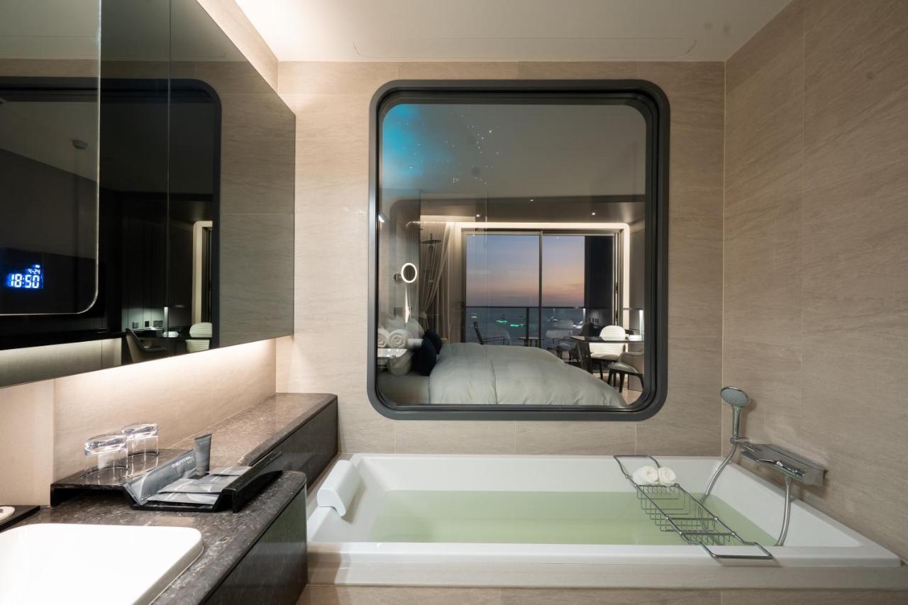 Grande Centre Point Space Pattaya Eksteriør billede Bathroom
