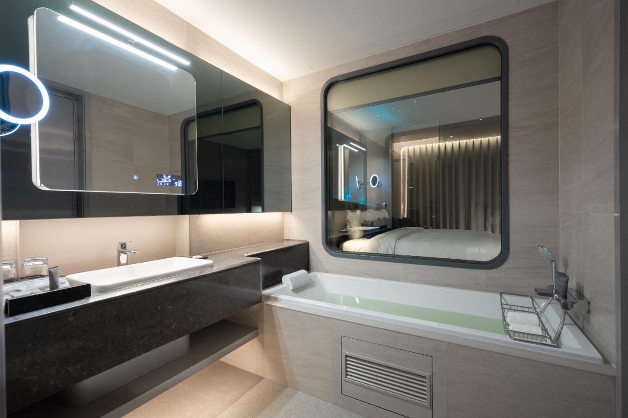 Grande Centre Point Space Pattaya Eksteriør billede Bathroom