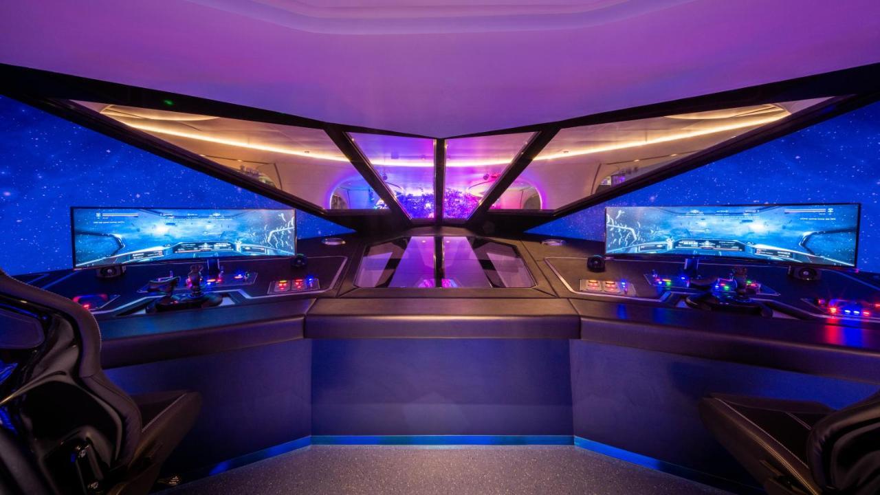 Grande Centre Point Space Pattaya Eksteriør billede The control room of the London Eye