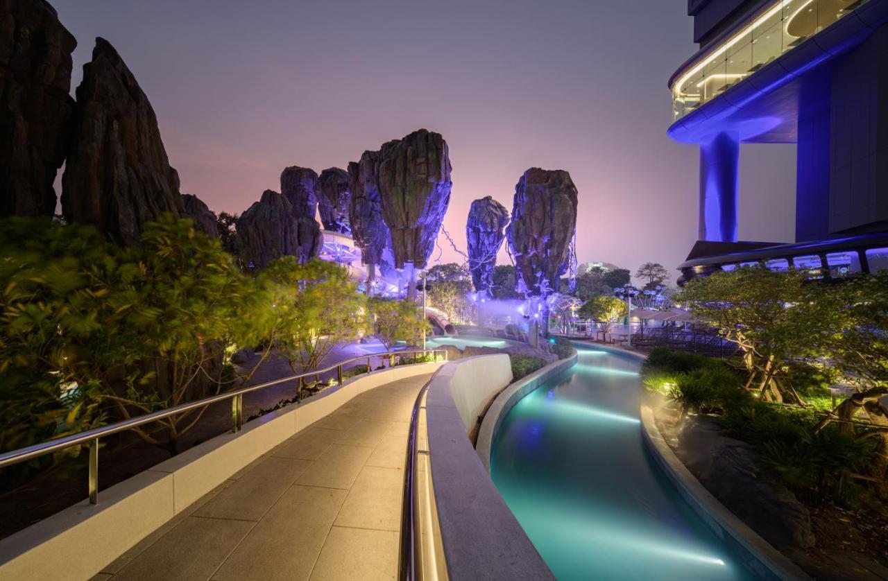 Grande Centre Point Space Pattaya Eksteriør billede The artificial river at Vinpearl Hotel Nha Trang