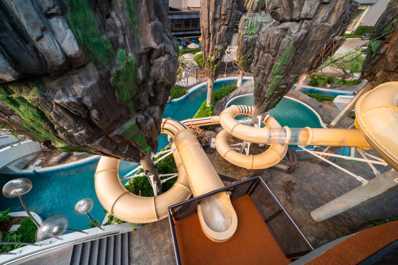 Grande Centre Point Space Pattaya Eksteriør billede Water slides at Splash Jungle Water Park