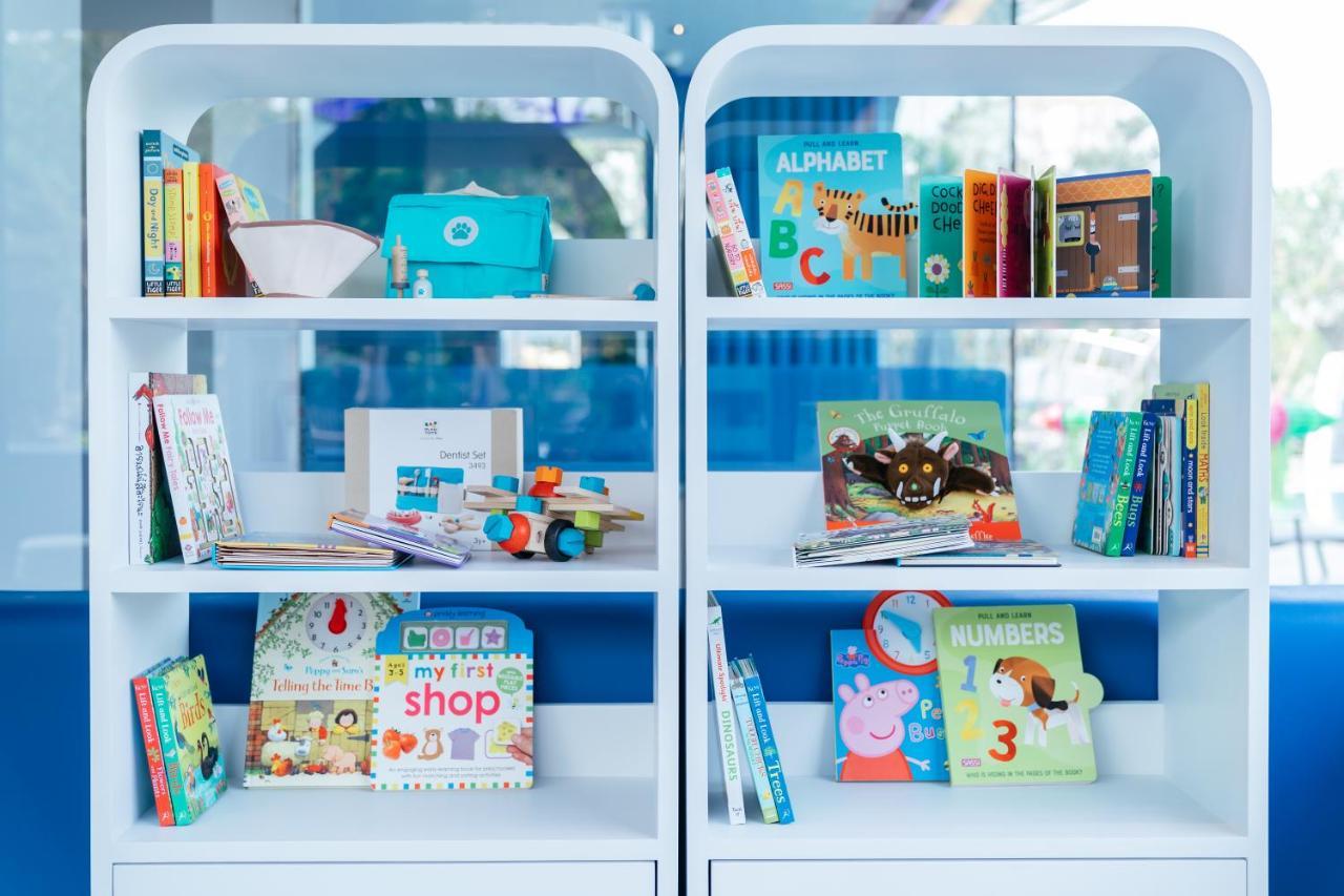 Grande Centre Point Space Pattaya Eksteriør billede Children's books at a library