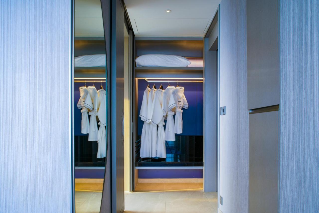 Grande Centre Point Space Pattaya Eksteriør billede A walk-in closet