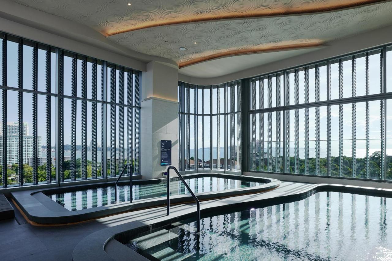 Grande Centre Point Space Pattaya Eksteriør billede The pool at the 360° Sky Lounge